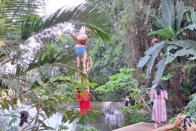 <p>Wat Pha Lat Temple in Thailand warns foreign tourist against performing yoga or gymnastics in temple  </p>