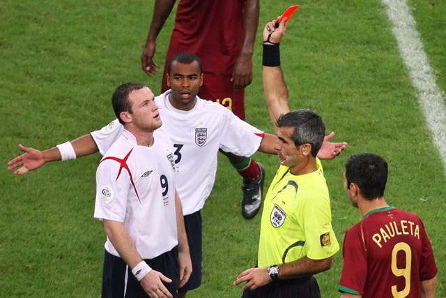 <p>Argentinian referee Horacio Elizondo (2ndR) shows the red card to English forward Wayne Rooney</p>