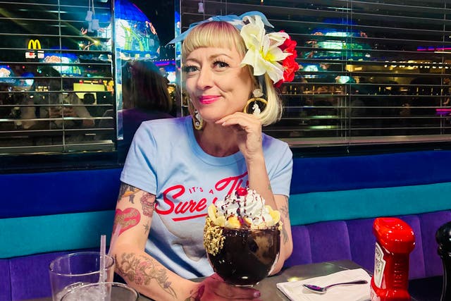 <p>Zoey discovered the heart of Las Vegas via its neon lights and carnival atmosphere </p>